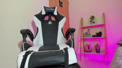 Your Queen Esthefi online show from 01/13/25, 03:58