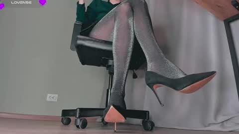 Snapshot of queen_nylon chatting on 10/23/25, 05:12 Carly online show from 10/23/25, 05:12