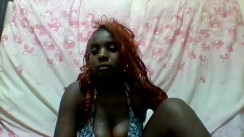 Snapshot of queen_wow2 chatting on 10/15/25, 12:00 queen online show from 10/15/25, 12:00