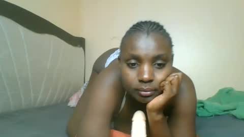 Snapshot of queen_wow2 chatting on 06/12/26, 02:27 queen online show from 06/12/26, 02:27