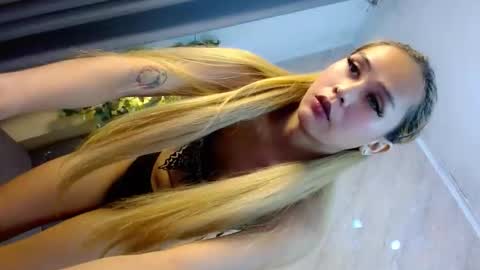 Snapshot of queena10 chatting on 12/19/25, 11:01 CALL ME YOUR QUEEN AIVY1 online show from 12/19/25, 11:01