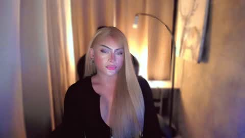 Snapshot of queenarthalia chatting on 01/24/25, 09:26 ARTHA online show from 01/24/25, 09:26