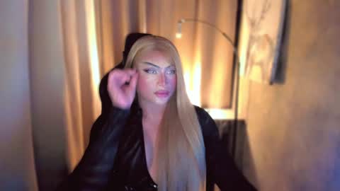 Snapshot of queenarthalia chatting on 01/26/25, 06:49 ARTHA online show from 01/26/25, 06:49