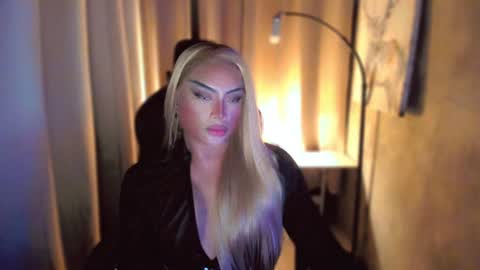 Snapshot of queenarthalia chatting on 02/07/25, 07:49 ARTHA online show from 02/07/25, 07:49