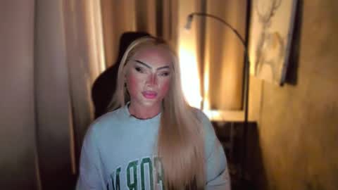 Snapshot of queenarthalia chatting on 02/18/25, 06:37 ARTHA online show from 02/18/25, 06:37