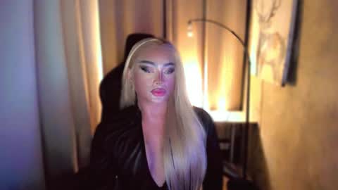 Snapshot of queenarthalia chatting on 02/20/25, 09:31 ARTHA online show from 02/20/25, 09:31