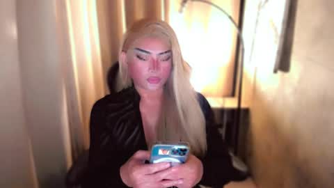 Snapshot of queenarthalia chatting on 02/28/25, 06:10 ARTHA online show from 02/28/25, 06:10