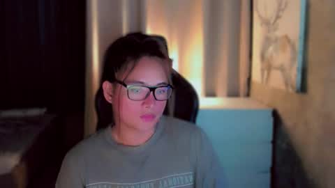 Snapshot of queenarthalia chatting on 11/19/25, 06:57 ARTHA online show from 11/19/25, 06:57