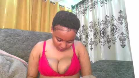 Snapshot of queenbeiby05 chatting on 05/29/26, 06:39 queen online show from 05/29/26, 06:39