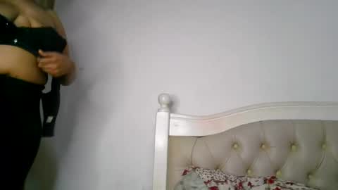 Snapshot of queenbeiby05 chatting on 06/15/26, 08:33 queen online show from 06/15/26, 08:33