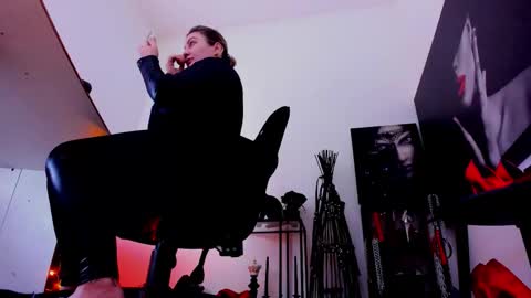 Snapshot of queencatsnow chatting on 01/15/26, 02:38 Misscatsnow online show from 01/15/26, 02:38