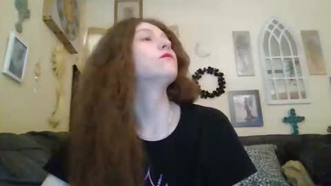 queencrimsonlvx online show from 04/24/26, 10:01