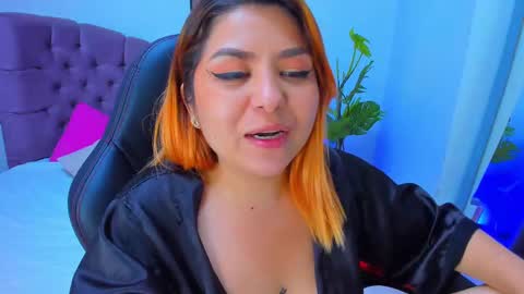 Snapshot of queengrett chatting on 02/11/25, 01:10 Queen online show from 02/11/25, 01:10