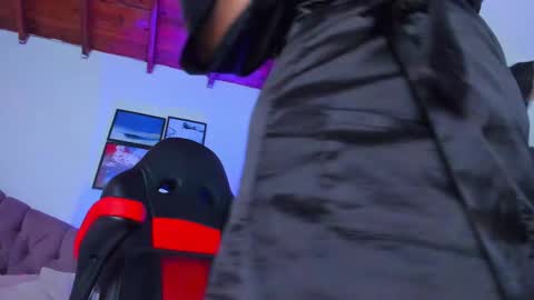 Snapshot of queengrett chatting on 03/03/25, 10:10 Queen online show from 03/03/25, 10:10