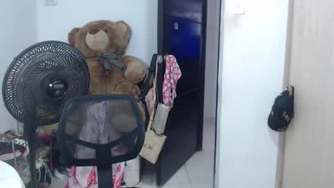 Snapshot of queeniediana chatting on 12/19/25, 02:02 queeniediana online show from 12/19/25, 02:02