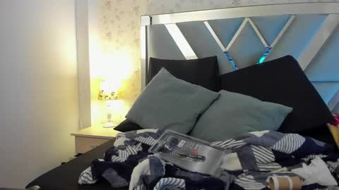 Snapshot of queenjenn__ chatting on 12/07/24, 09:00 QUEENJEENN online show from 12/07/24, 09:00