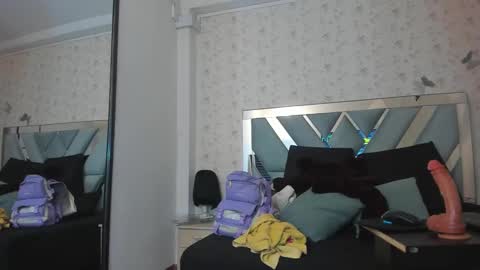 Snapshot of queenjenn__ chatting on 12/10/24, 01:54 QUEENJEENN online show from 12/10/24, 01:54