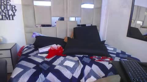 Snapshot of queenjenn__ chatting on 12/14/24, 12:11 QUEENJEENN online show from 12/14/24, 12:11