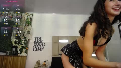 Snapshot of queenjenn__ chatting on 01/06/25, 03:19 QUEENJEENN online show from 01/06/25, 03:19