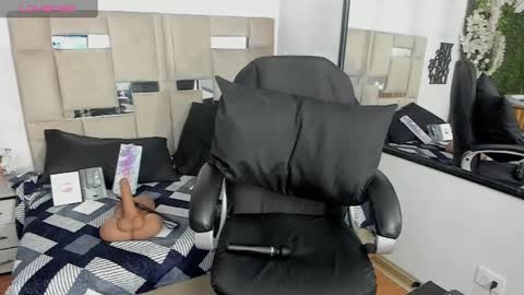 Snapshot of queenjenn__ chatting on 01/08/25, 01:31 QUEENJEENN online show from 01/08/25, 01:31