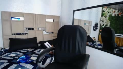 Snapshot of queenjenn__ chatting on 01/14/25, 02:53 QUEENJEENN online show from 01/14/25, 02:53