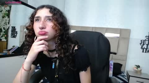 Snapshot of queenjenn__ chatting on 01/15/25, 08:05 QUEENJEENN online show from 01/15/25, 08:05