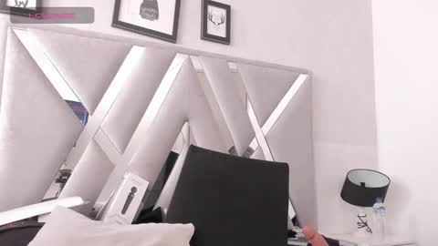 Snapshot of queenjenn__ chatting on 01/18/25, 09:34 QUEENJEENN online show from 01/18/25, 09:34