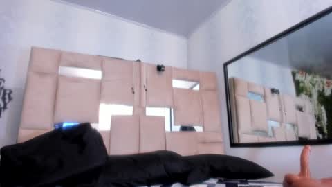 Snapshot of queenjenn__ chatting on 02/18/25, 07:09 QUEENJEENN online show from 02/18/25, 07:09