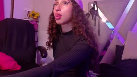 Snapshot of queenjenn__ chatting on 07/29/26, 12:31 QUEENJEENN online show from 07/29/26, 12:31