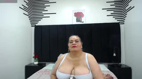 Snapshot of queenmature chatting on 09/24/25, 08:45 VickyBoobss online show from 09/24/25, 08:45