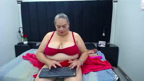 Snapshot of queenmature chatting on 10/04/25, 01:31 VickyBoobss online show from 10/04/25, 01:31