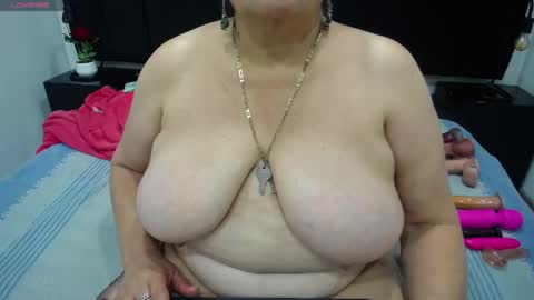 Snapshot of queenmature chatting on 10/07/25, 09:01 VickyBoobss online show from 10/07/25, 09:01