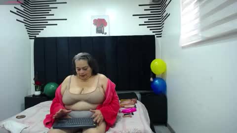 Snapshot of queenmature chatting on 10/11/25, 01:09 VickyBoobss online show from 10/11/25, 01:09