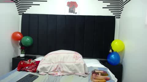 Snapshot of queenmature chatting on 10/15/25, 02:39 VickyBoobss online show from 10/15/25, 02:39