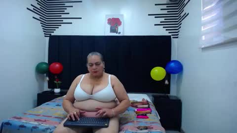 Snapshot of queenmature chatting on 11/01/25, 01:02 VickyBoobss online show from 11/01/25, 01:02