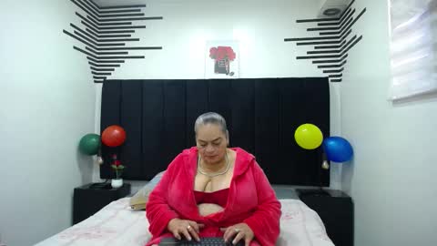 Snapshot of queenmature chatting on 11/08/25, 12:49 VickyBoobss online show from 11/08/25, 12:49