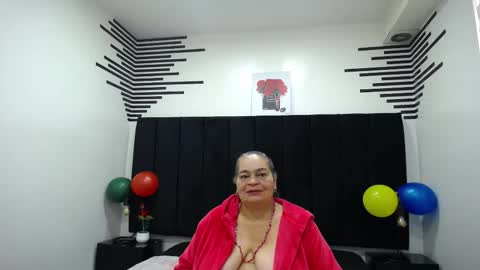 Snapshot of queenmature chatting on 11/10/25, 08:41 VickyBoobss online show from 11/10/25, 08:41