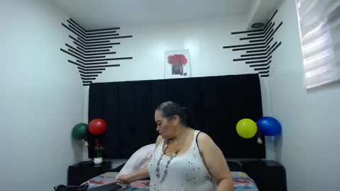 Snapshot of queenmature chatting on 11/11/25, 12:38 VickyBoobss online show from 11/11/25, 12:38