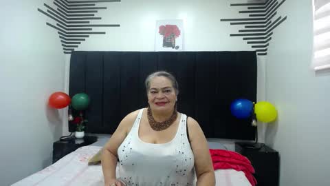 Snapshot of queenmature chatting on 11/18/25, 01:15 VickyBoobss online show from 11/18/25, 01:15
