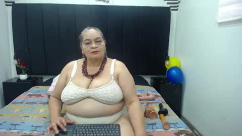 Snapshot of queenmature chatting on 12/02/25, 07:42 VickyBoobss online show from 12/02/25, 07:42