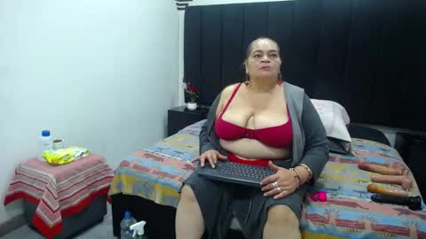 Snapshot of queenmature chatting on 12/03/25, 12:47 VickyBoobss online show from 12/03/25, 12:47