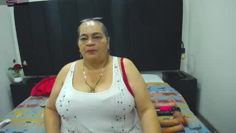 Snapshot of queenmature chatting on 12/16/25, 12:32 VickyBoobss online show from 12/16/25, 12:32