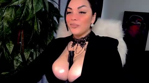 Snapshot of queenofurkink chatting on 07/15/26, 08:30 I am online every day from 1800 - 0100 online show from 07/15/26, 08:30