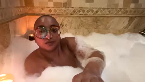 Snapshot of queensquirtntwerk chatting on 02/17/26, 04:42 Queen Hilarity online show from 02/17/26, 04:42