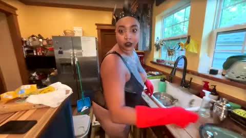 Queen Hilarity online show from 04/27/26, 11:58