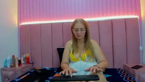 Snapshot of queenstarhyl chatting on 06/20/26, 04:10 queenstarhyl online show from 06/20/26, 04:10