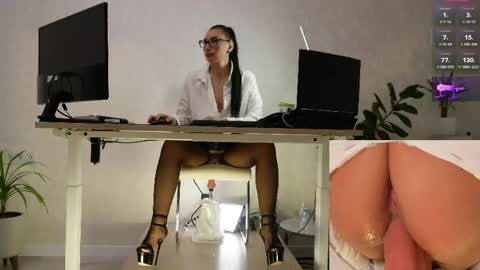 Snapshot of queenviktoria chatting on 04/01/26, 10:05 Viktoria online show from 04/01/26, 10:05