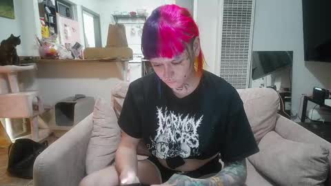 Snapshot of queer_burrito chatting on 04/19/26, 10:23 Sky Burrito online show from 04/19/26, 10:23