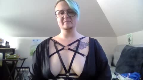 Snapshot of queerlyjaz chatting on 09/17/25, 12:12 queerlyjaz online show from 09/17/25, 12:12
