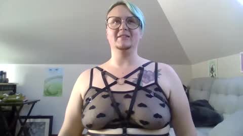 Snapshot of queerlyjaz chatting on 09/18/25, 11:40 queerlyjaz online show from 09/18/25, 11:40